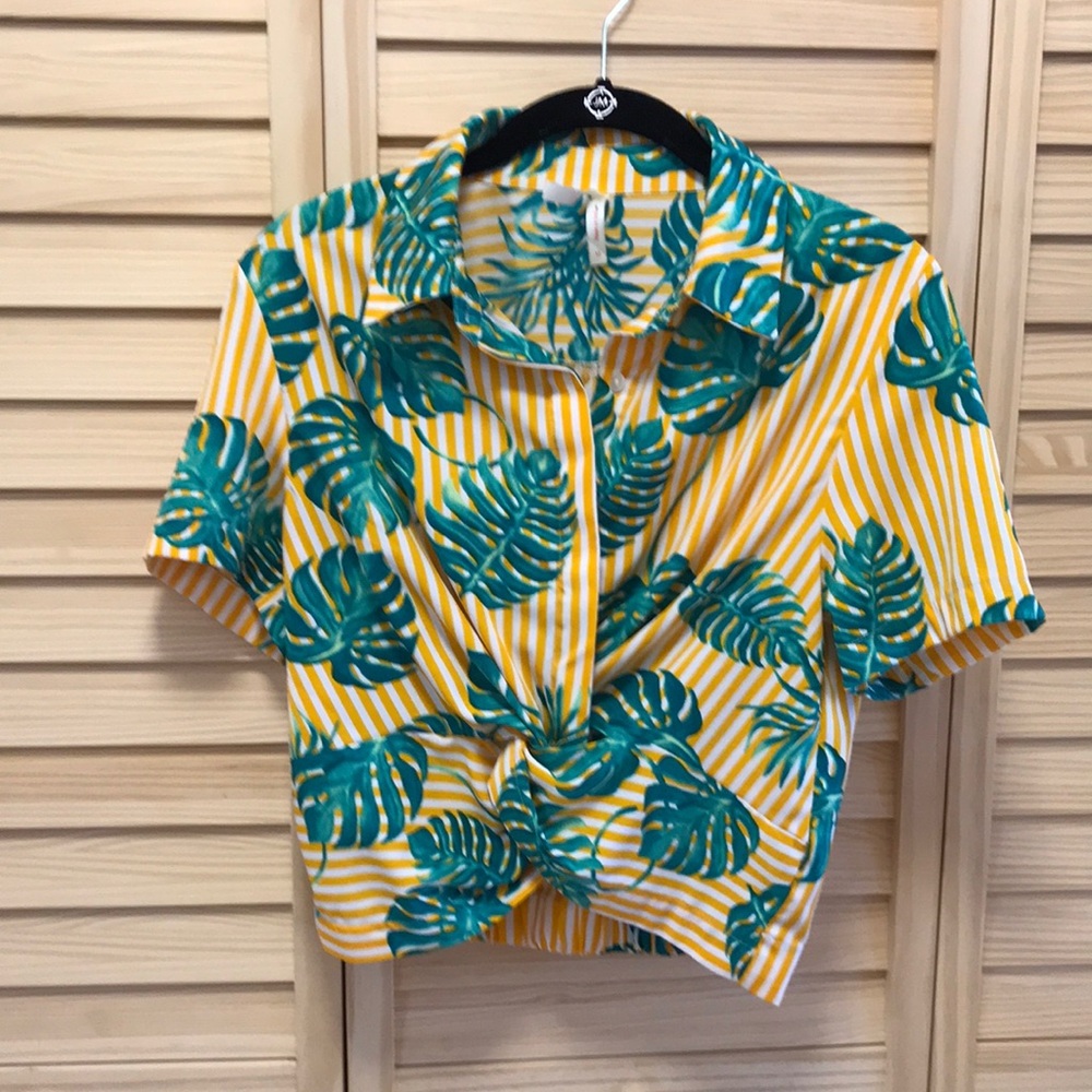 🏝TRUE ❤️DESTINY tropical print cropped blouse
